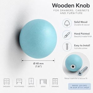 Könnte beinhalten: Ein hellblauer, kugelförmiger Holzknopf für Schubladen, Schränke und Möbel. Der Knopf hat einen Durchmesser von 40 mm. Er verfügt über eine handbemalte matte Oberfläche, einen Metalleinsatz für sicheren Halt und enthält eine Befestigungsschraube.