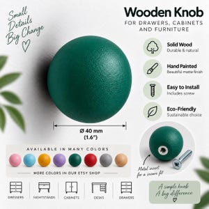 Op de afbeelding: Een ronde, donkergroene houten meubelknop met een diameter van 40 mm. De knop heeft een matte afwerking en een metalen inzetstuk voor een veilige bevestiging met de meegeleverde schroef. De tekst op de afbeelding bevat Wooden Knob.