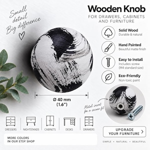 Op de afbeelding: Een ronde houten knop met een handgeschilderd zwart-wit penseelstreekpatroon. De knop heeft een diameter van 40 mm en is voorzien van een metalen inzetstuk voor een veilige bevestiging met een meegeleverde M4-schroef voor meubels en lades.
