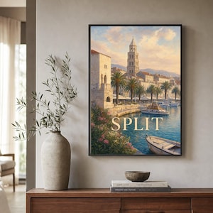 Peut inclure: Une impression d'art mural rectangulaire représentant une scène côtière de Split, en Croatie, avec un haut clocher en pierre, des palmiers et des bateaux sur l'eau bleue. Le mot SPLIT est imprimé en grandes lettres capitales claires au centre.