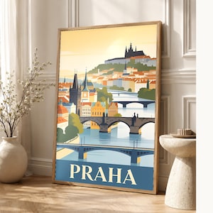 Pode incluir: Uma impressão artística vertical emoldurada com uma ilustração estilizada da paisagem urbana de Praga. A cena mostra o rio Vltava, várias pontes em arco e edifícios históricos sob um céu amarelo pálido, com a palavra PRAHA em letras grandes.