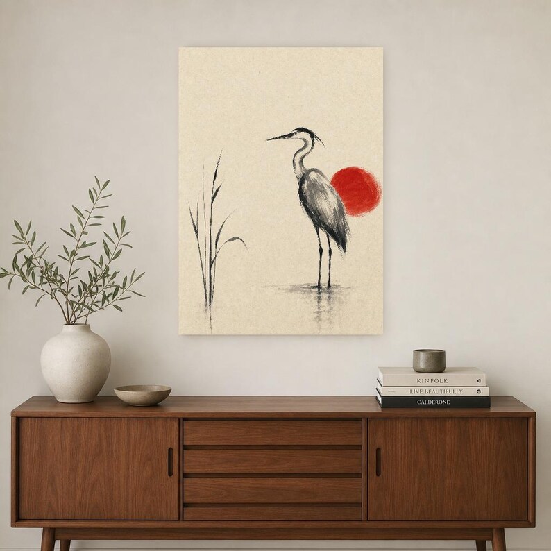 Sztuka ścienna Crimson Sun Japandi | Czapla atramentowa wśród trzcin | Wydruk plakatu z japońskim tuszem zdjęcie 2