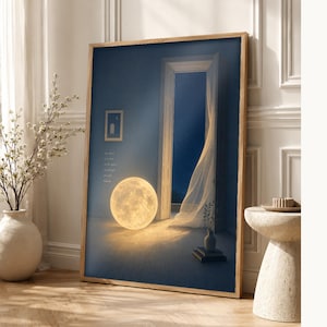 Peut inclure: Une impression d'art rectangulaire dans un cadre en bois clair représentant une pièce bleu foncé avec une porte ouverte sur un ciel nocturne. Une lampe lune sphérique lumineuse est posée au sol, diffusant une lumière chaude, avec du texte.