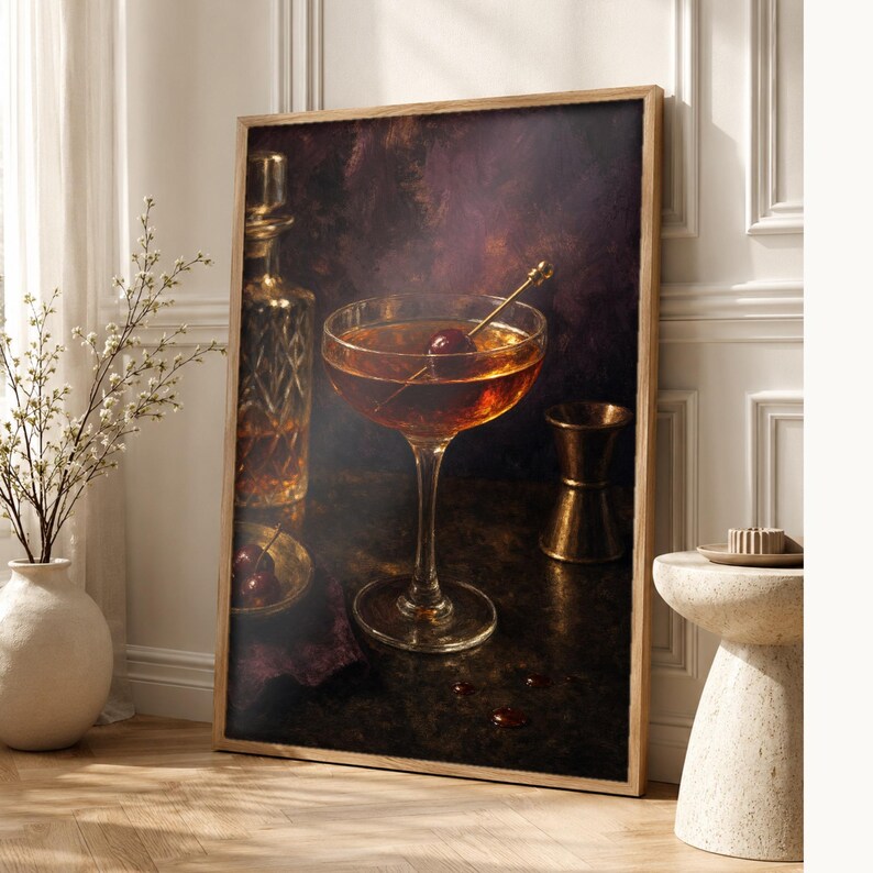 Manhattan-Cocktail-Druck | Moody Barwagen Wandkunst | Whiskey-Coupé und Kirschstillleben Bild 1