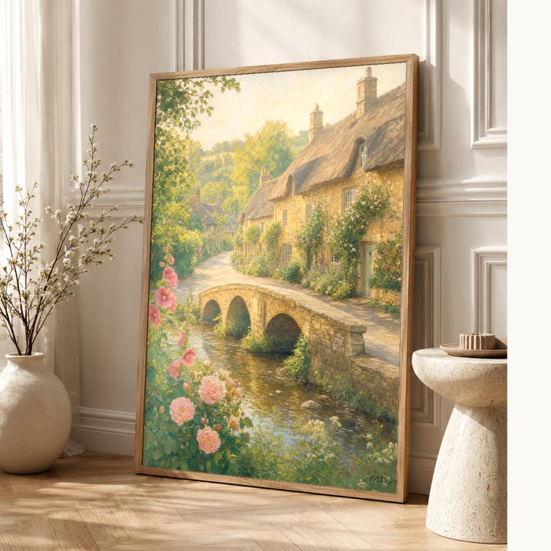 Reiseposter Cotswolds | Wandbild „Weiche Malerei England“ | Kunstdruck eines englischen Dorfhauses | Gedruckt & Versand Bild 1