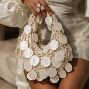 Sac hobo disque coquillage ivoire au crochet, pochette de soirée avec anse perle, sac à main de mariage de plage An 2000, sac à bandoulière au poignet aspect fait main