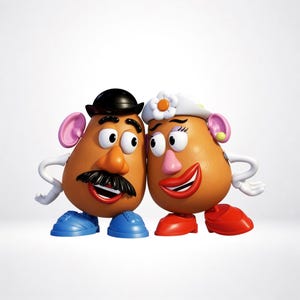 Könnte beinhalten: Zwei kartoffelförmige Kunststofffiguren stehen nebeneinander. Die linke Figur trägt eine schwarze Melone, einen schwarzen Schnurrbart, eine orangefarbene Nase und blaue Schuhe. Die rechte Figur hat einen weißen Hut mit Blume, eine rosa Nase und rote Schuhe.