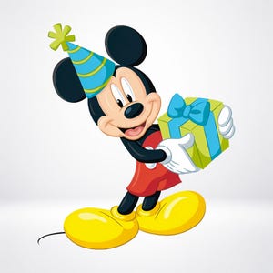 Pode incluir: Mickey Mouse usando um chapéu de festa listrado de azul e verde com uma estrela amarela no topo, segurando uma caixa de presente verde-limão embrulhada com uma fita e um laço azul brilhante. O personagem tem orelhas pretas, shorts vermelhos e sapatos amarelos.