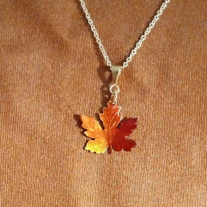 Mini AHORN BLATT Halskette. GOLD Kette. Handbemalt in Herbstfarben. Feine Kette. Einstellbare Kettenlänge.46-46 cm