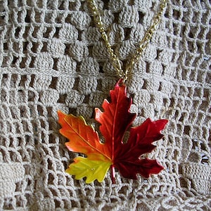 Großer Vermont Maple Leaf Anhänger an Kette. Handbemalt.