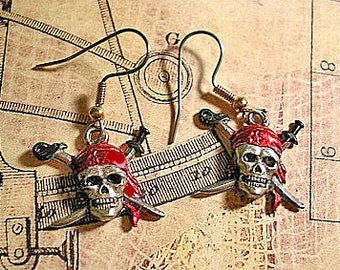 Boucles d'oreilles appropriées Buccaneer crâne de pirate. Peint à la main.