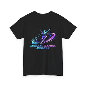 Può includere: T-shirt nero con una grafica vibrante di una ballerina in movimento, circondata da linee vorticose nei toni del blu, viola e rosa. Il testo "DREAM. DANCE. REPEAT." è visualizzato sotto la grafica in una combinazione di colori coordinata. Una maglietta elegante per gli appassionati di danza.