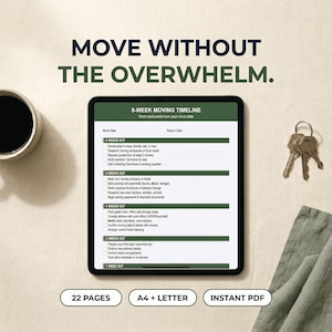 Puede incluir: Una tableta digital muestra una línea de tiempo de mudanza con un encabezado verde y viñetas. El texto dice "Move Without The Overwhelm". Una taza de café, llaves y un paño están sobre la mesa. La tableta tiene el texto "22 páginas", "A4 + Carta" e "PDF instantáneo".