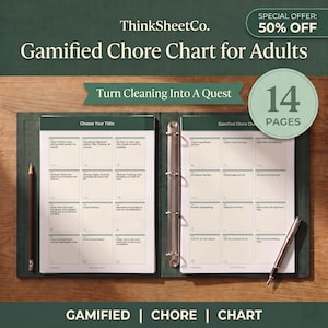 Puede incluir: Una carpeta verde oscuro que contiene una tabla de tareas gamificada de 14 páginas para adultos. Las páginas abiertas muestran cuadrículas con encabezados como Choose Your Tittle y Gamified Chore Chart. Un lápiz y un bolígrafo están presentes.