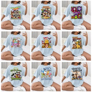 Puede incluir: Una camiseta de manga corta de color azul claro que presenta un collage de nueve diseños gráficos distintos, cada uno con varios personajes de dibujos animados en entornos de Halloween con textos como Halloween Story y Spooky Season.