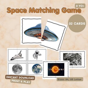 Peut inclure: Jeu d'association sur le thème de l'espace avec 32 cartes. Le jeu présente des images d'un vaisseau spatial, d'un astronaute, de la lune, de la Terre et du système solaire. Le texte sur le jeu indique "Space Matching Game", "3 YO+", "32 CARTES", "Téléchargement instantané" et "Imprimer et jouer".