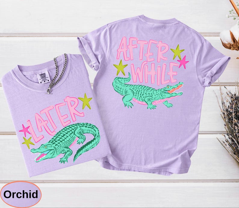 Puede incluir: Dos camisetas color orqu&iacute;dea con dise&ntilde;os a juego. Cada camiseta presenta un gr&aacute;fico de cocodrilo verde con el texto "LATER" y "AFTER WHILE" en rosa. Estrellas amarillas y rosas acent&uacute;an el dise&ntilde;o.