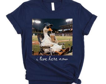 Camiseta "Vivo aquí ahora" de Goose: Camiseta divertida para el campo de béisbol, camiseta para mamás beisboleras.