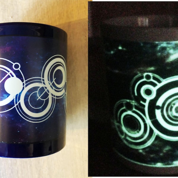 Taza personalizada, taza azul brillante que brilla en la oscuridad, fuente gallifreyana, con nombre o palabras a elección, regalo para fans, amigo invisible, taza de cumpleaños