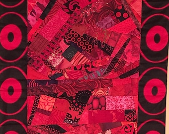 Rode en zwarte kunstquilt: abstracte collagemuurdecoratie