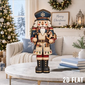 Può includere: Una figura decorativa di schiaccianoci che indossa un berretto blu scuro con un emblema a fiocco di neve, una giacca blu e un grembiule color crema. La figura tiene in mano un martello e un piccolo cavallo a dondolo, con un orsacchiotto e attrezzi.