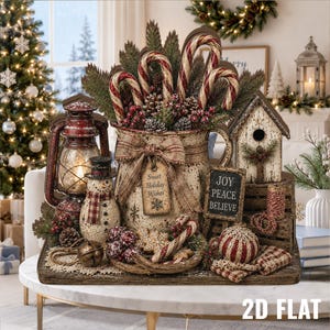 Peut inclure: Un centre de table de Noël décoratif avec une cruche rustique ornée d'un nœud en toile de jute et d'une étiquette indiquant Sweet Holiday Wishes. Il comprend un bonhomme de neige, une lanterne rouge, un nichoir, des sucres d'orge et des pommes de pin.