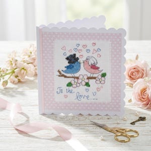 Può includere: Un cartello in legno rustico con la scritta "Welcome to our home" in stile scritto a mano. Il cartello presenta una finitura invecchiata e un design semplice e invitante, perfetto per un portico o un ingresso.