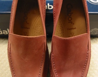 vintage womens  altrose (mauve/dusty rose) nubuck leather slip on shoes by Gabor . . . 6  1/2M . . . new in box