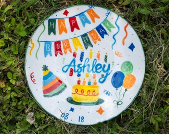 Personalisierter Geburtstagsteller: Handbemalte Keramik mit Partybanner, Kuchen und Luftballons, 20,7 cm
