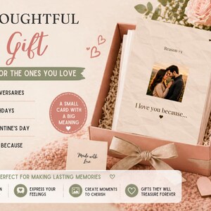 Könnte beinhalten: Eine rosa Geschenkbox mit Schleife enthält Karten mit Fotos und Text. Auf den Karten steht „Ich liebe dich, weil...“ und sie sind für Jubiläen, Geburtstage und Valentinstag gedacht. Eine brennende Kerze und Blumen sind im Hintergrund.