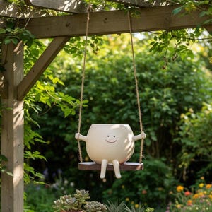 Puede incluir: Un letrero de madera hecho a mano con la palabra "Welcome" en un estilo manuscrito. El letrero está pintado de blanco con un acabado envejecido, y una pequeña hoja verde está adherida en la parte superior. Para uso interior o exterior.