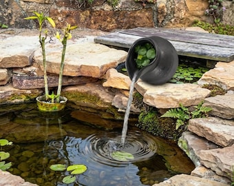 Pot verseur d'eau de jardin zen avec bec verseur | Décoration de bassin rustique en résine d'aspect pierre