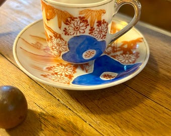 Tazza da tè e piattino vintage dipinti a mano, risalenti al periodo dell'occupazione giapponese.