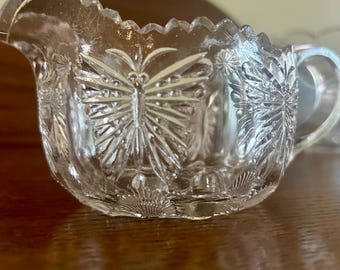 Jarra de vidrio prensado con diseño de mariposas de la marca American Brilliance, estilo vintage.