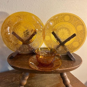 Indiana Glass Co., Tiara Exclusives - Set di tazze e piattini da tè in vetro ambrato, motivo sandwich.