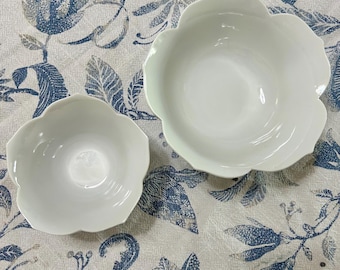 Zestaw 2 misek z płatkami kwiatu lotosu z białej porcelany w stylu vintage – z falbankami