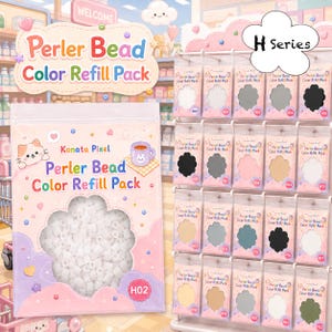 以下が含まれることがあります： 小売用ラックに陳列されたKonata Pixel Perler Beadカラーリフィルパックの袋。各プラスチック袋には、様々な色のビーズが見える透明な窓があり、H01からH23までのラベル、猫のイラスト、マグカップのグラフィックが描かれています。
