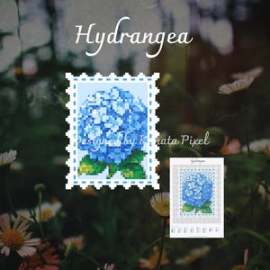 以下が含まれることがあります： Hydrangeaと題されたクロスステッチパターン。ピクセルアートの青いアジサイの花と緑の葉が白い切手風の枠の中に描かれています。デザインには、カラーキー付きの小さなグリッドチャートとDesigned by Konata Pixelというテキストが含まれています。
