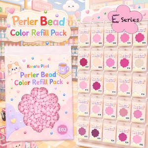 以下が含まれることがあります： Konata Pixel Perler Bead Color Refill Packは、ピンクの花の形をした窓が付いた透明なプラスチック袋で、中には薄いピンクの円筒形のビーズが入っています。パッケージにはPerler Bead Color Refill PackとE02の文字が記載されています。