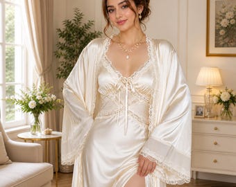 Ivoorkleurige satijnen lingerieset, vintage kanten badjas en onderjurk, nachtkleding huwelijksreis