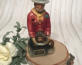 Miniature Dollhouse Gold colored plated PanHandler Figurine