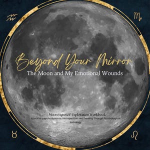 Può includere: Un quaderno di esercizi intitolato Beyond Your Mirror: The Moon and My Emotional Wounds, con una grande immagine di luna grigia centrata in una cornice circolare dorata su uno sfondo blu scuro decorato con simboli zodiacali dorati e piccole stelle.