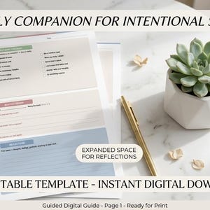 Peut inclure: Template A6 imprimable pour le bien-être intentionnel, avec un guide numérique. L'image montre un journal avec des invites, une plante succulente dans un pot géométrique blanc et un stylo doré sur une table en marbre. Le texte comprend "Votre compagnon quotidien pour l'auto-soin intentionnel."