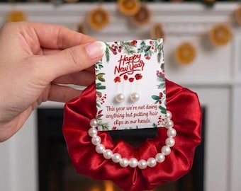 Coffret cadeau de Noël pour femme, chouchou en satin, bracelet en perles et boucles d'oreilles en perles | Adorable bas de Noël pour les fêtes