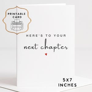 Puede incluir: Una tarjeta de felicitación blanca con el texto "Here's to your next chapter" en escritura negra, un pequeño corazón rojo y las dimensiones 12,7 x 17,8 cm. Un emblema dorado con las palabras "Printable Card" y un icono de impresora está en la esquina superior izquierda.
