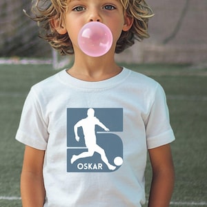 Junge trägt weißes personalisiertes Fußball T-Shirt mit Name und Nummer, Geburtstagsgeschenk Kinder