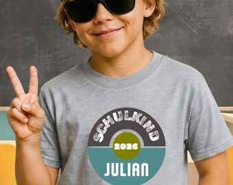 Einschulung T-Shirt Jungen personalisiert mit Name, Schulkind Shirt 2026, Geschenk zum ersten Schultag