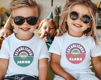 Personalisiertes Kinder T-Shirt mit Namen und Geburtsjahr.  Geschenk für Jungen und Mädchen zu Weihnachten, Geburtstag.