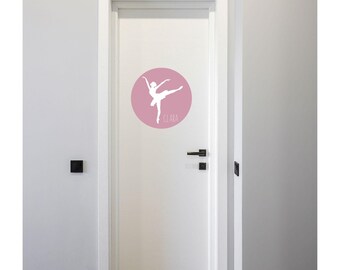 Personalisierter Wandsticker für Kinderzimmer | Abnehmbarer Namensaufkleber mit Wunschmotiv: Ballerina, Tennis, Karate, Fussball, Einhorn