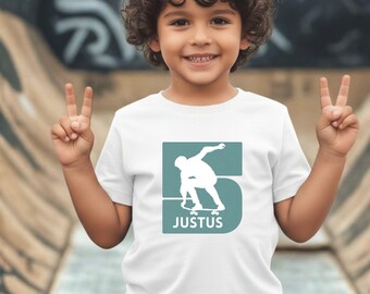 Personalisiertes Freestyle-Skater-Geburtstags-T-Shirt mit Wunschname und Zahl – Skateboard-Outfit für Jungen